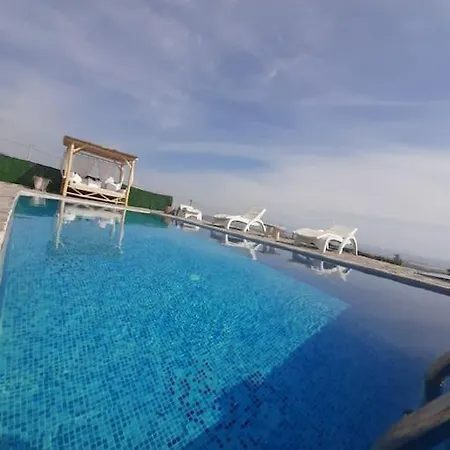 Muestakil Havuzlu Deniz Manzarali Hotell